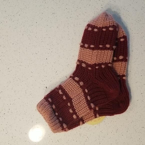 Cute pair of yarn socks, NWT - Picture 3 of 3
